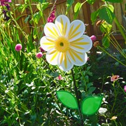 In the Breeze 13" White Daisy Flower Spinner 2686 View 2