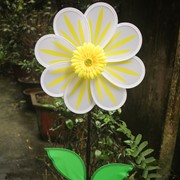 In the Breeze 13" White Daisy Flower Spinner 2686 View 3